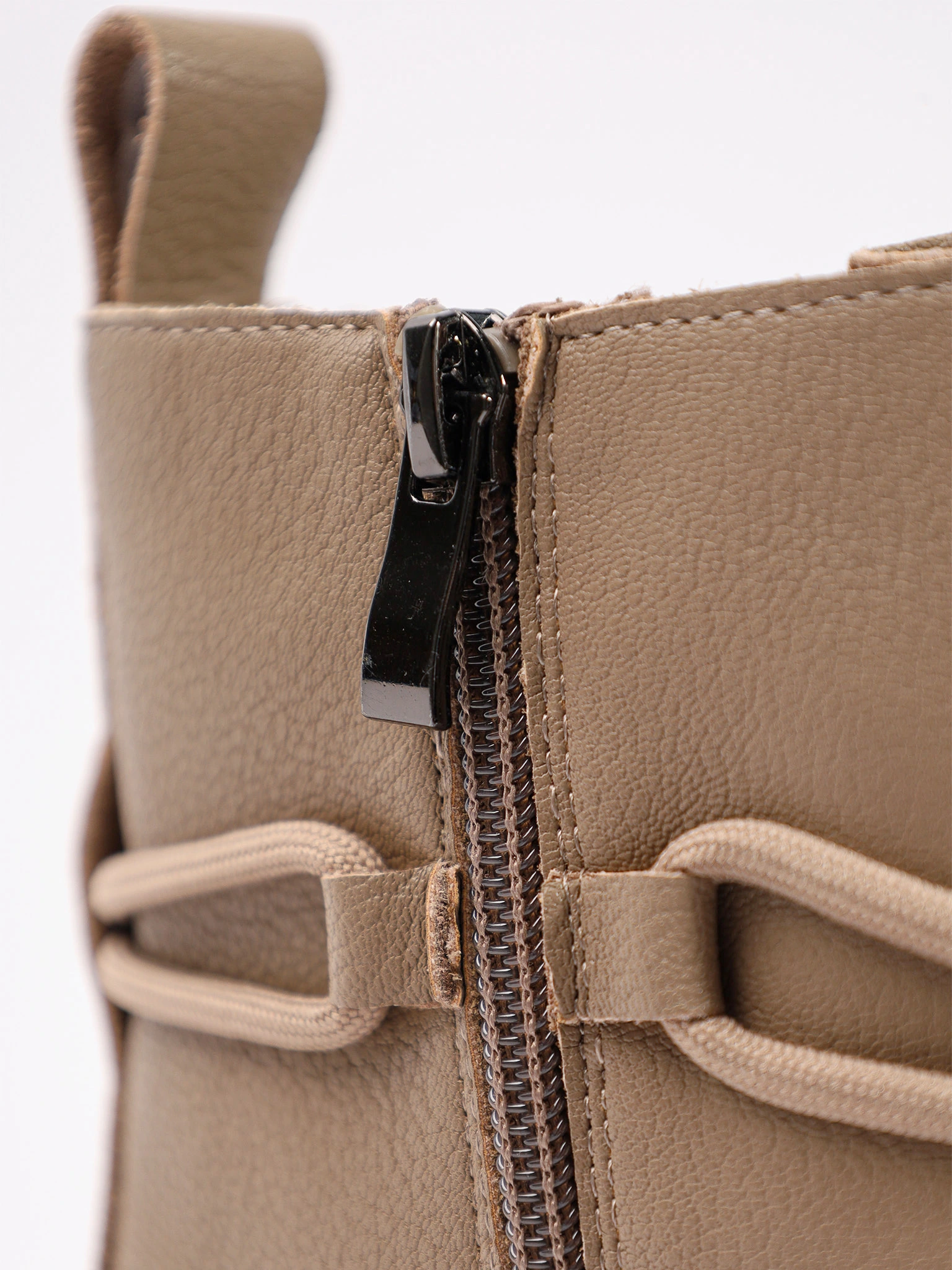 Ботинки-дерби бежевого цвета из натуральной кожи